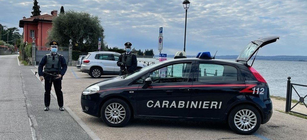 La serra di marijuana nascosta in una stanza segreta: i carabinieri arrestano due persone